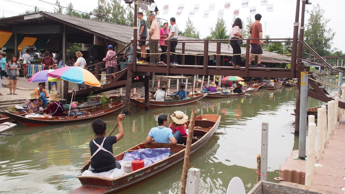 Tha Kha floating market
