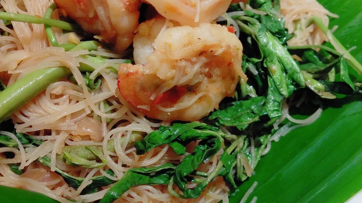 Fried noodles with prawns and water mimosa