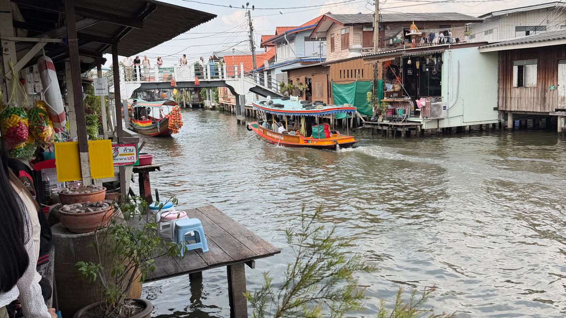The Baankhlongbangluang floating market 
