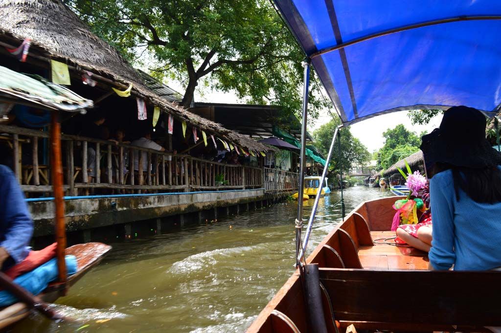 Latmayom floating market