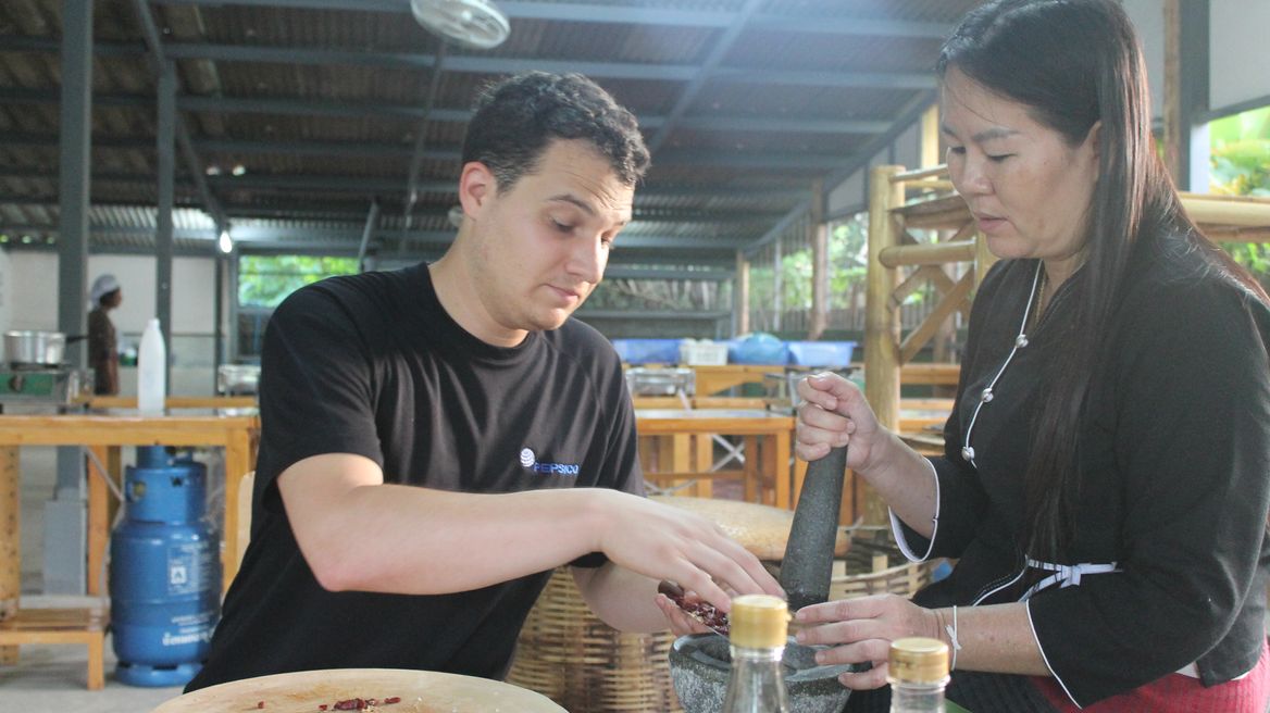 Chiang Mai Cooking Class: Make curry paste together 