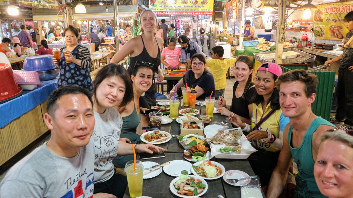 Have a delicious lunch at the floating market