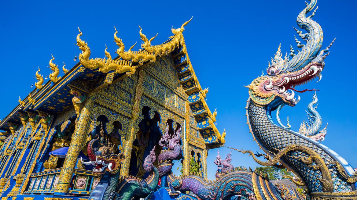The Blue Temple is a fascinating fusion of traditional Buddhist values and classic Thai architecture with extremely