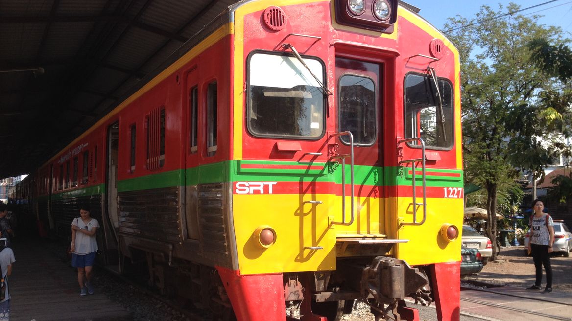 A train for Ta Chalom - Maeklong line
