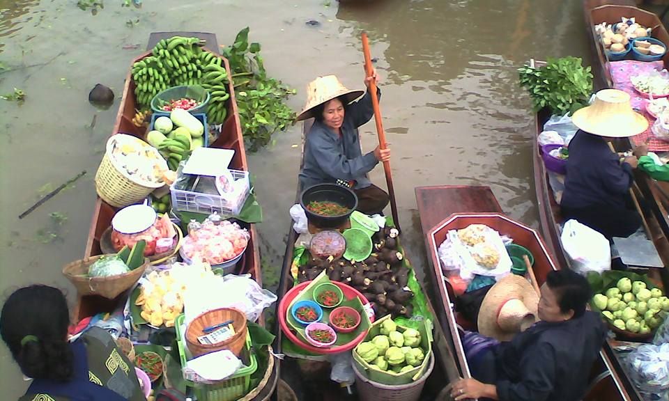 Tha Ka floating Market