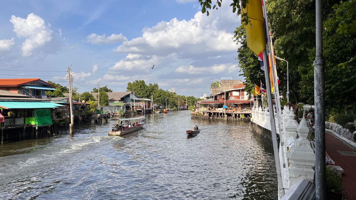 Life along Bangkok Yai canal