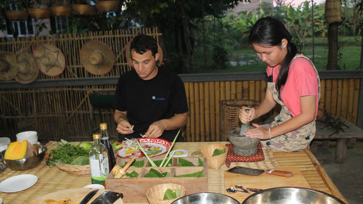 Chiang Mai Cooking Class: Help each other