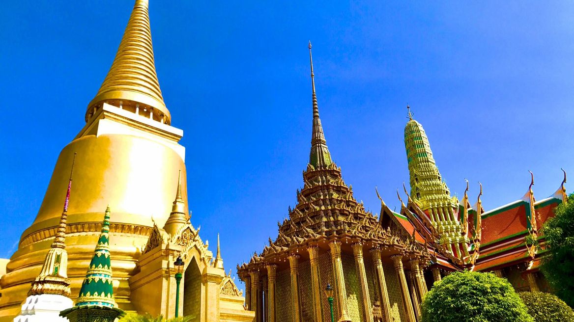 Топ бангкок. Белый храм в Бангкоке. Храм Таиланд с руками. Храм золотой горы в Бангкоке фото. Бангкок достопримечательности за 1 день.