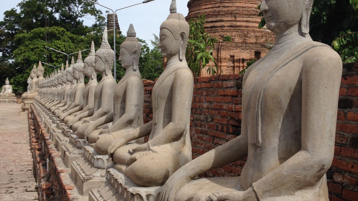 The Buddha images around the Stupa at Wat Yai Chaimongkol