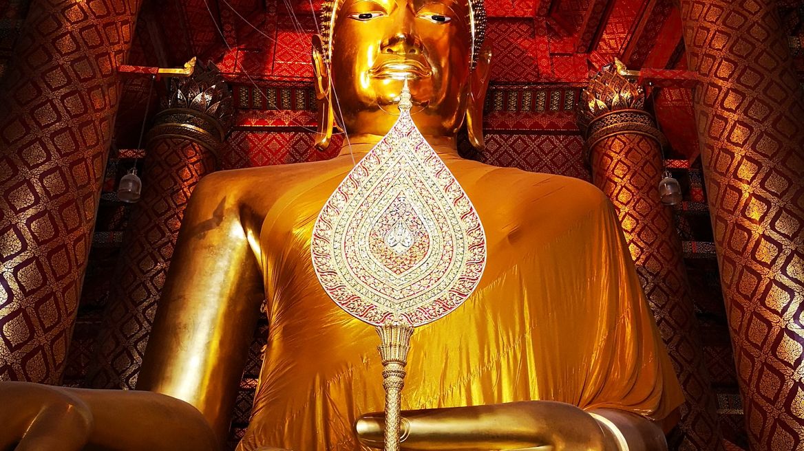The biggest sitting Buddha image in Ayutthaya at Wat Panancherng
