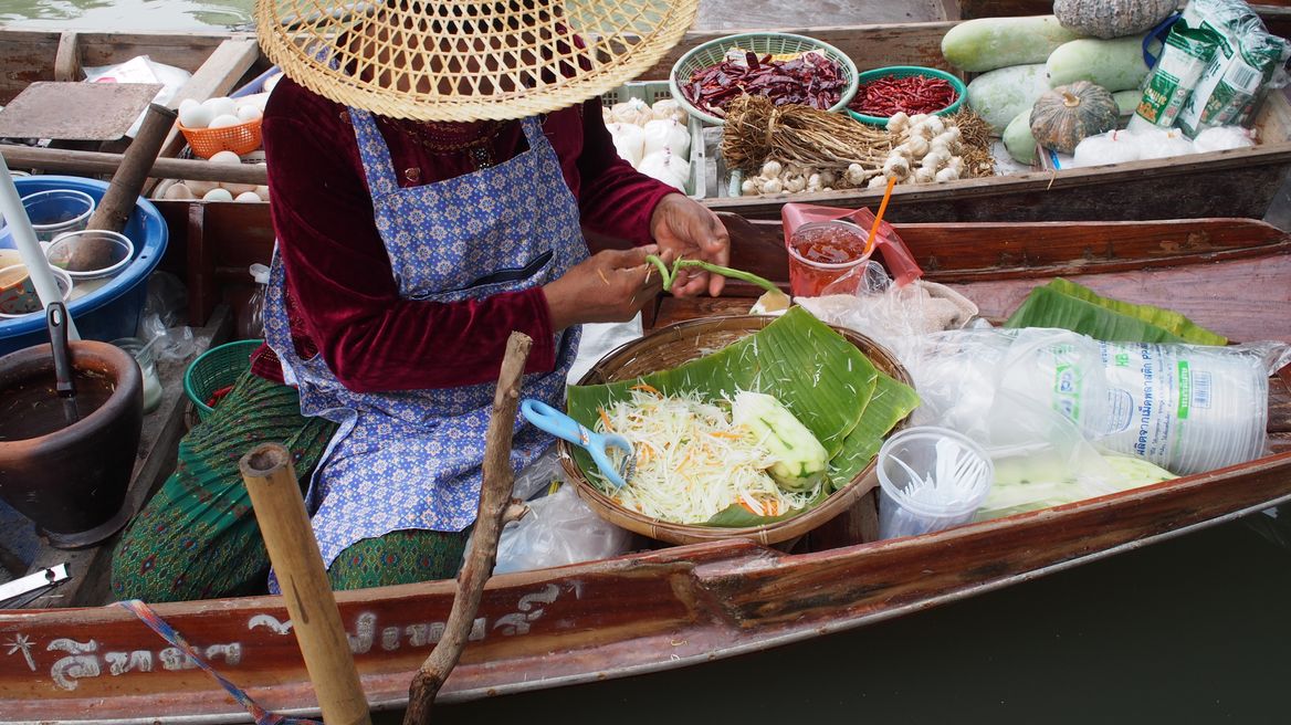 Tha Kha floating market