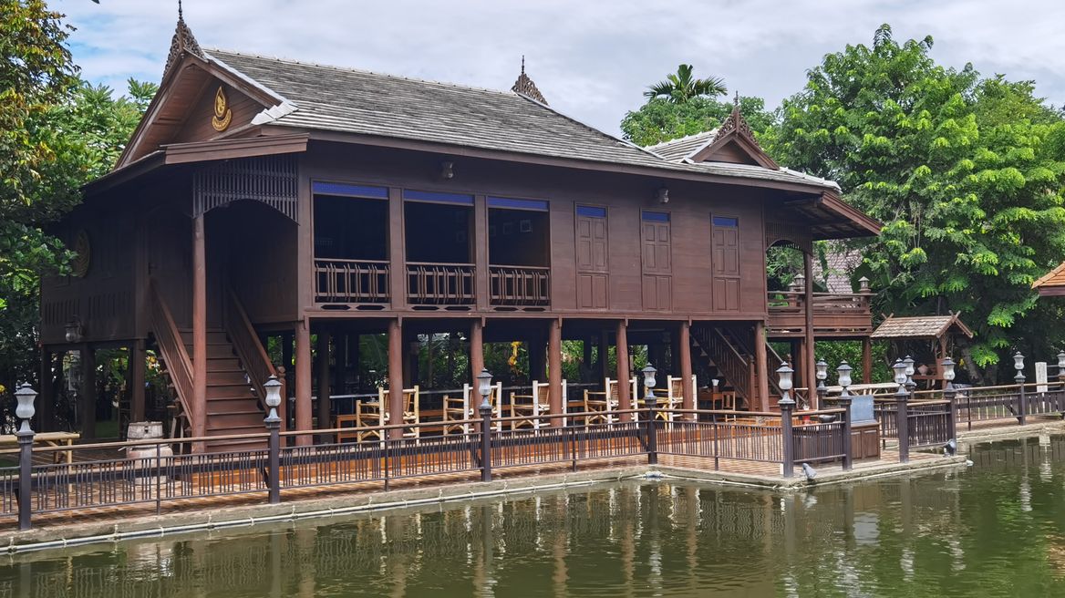 Thai Kheun style house