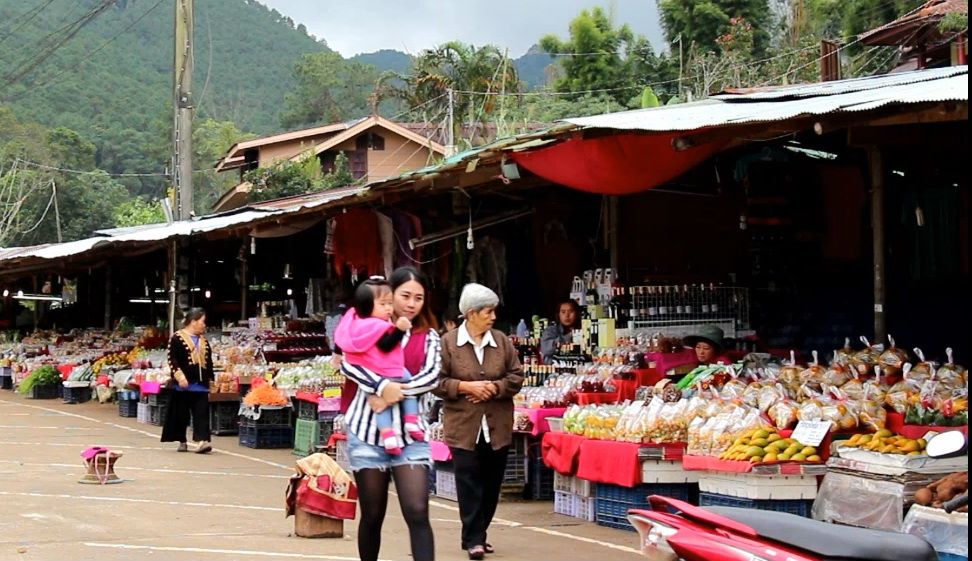Visit Hmong hilltribe market.