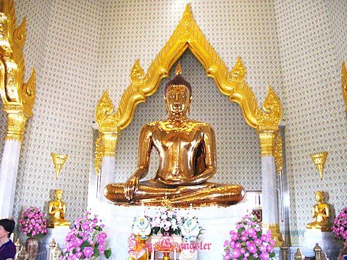 The world's largest golden seated Buddha at Wat Traimit