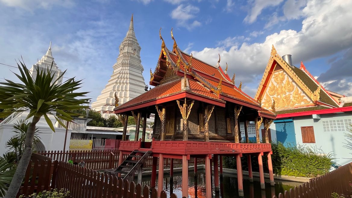 Wat Apsonsawan and Wat Paknam