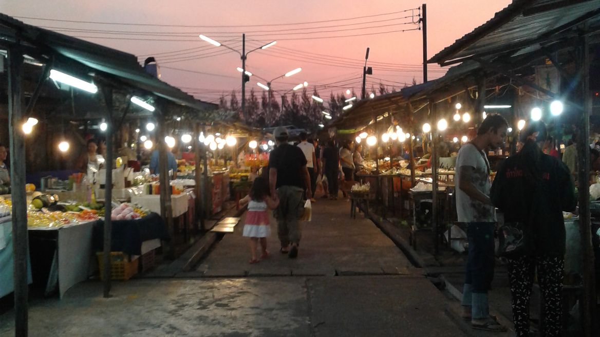 Evening market at Donklang market