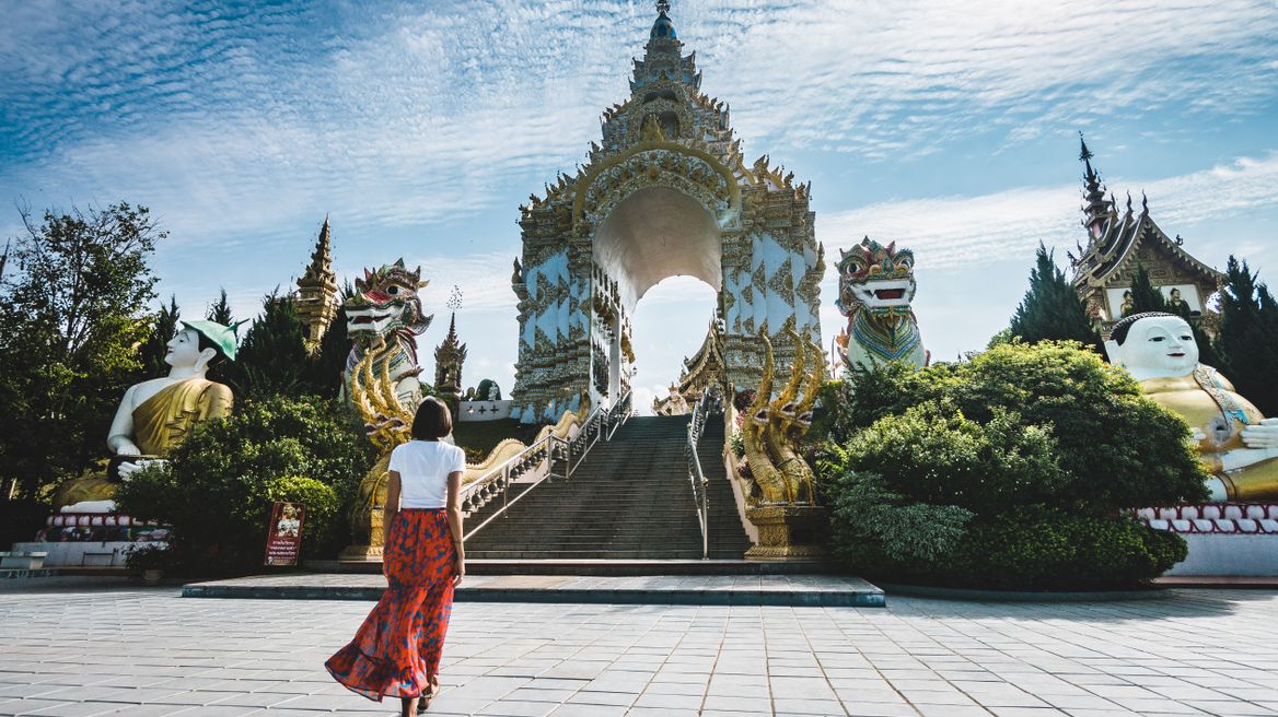 Chiang Rai White Temple & Black House Tour | Book Now - TakeMeTour