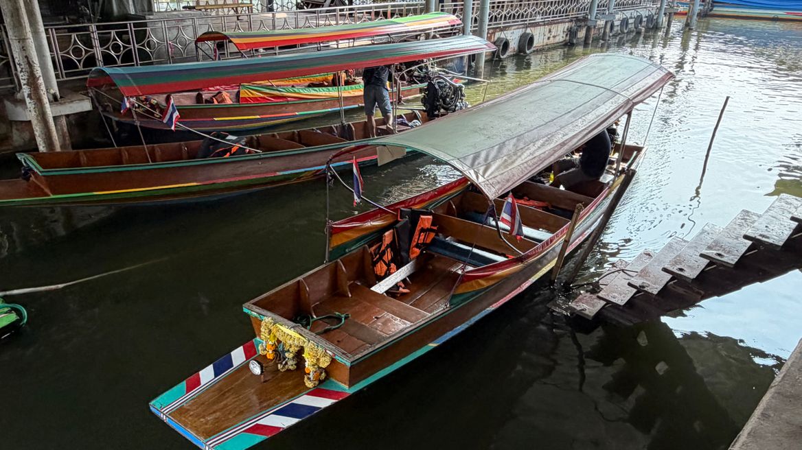 We will take a private boat at the Talingchan floating market’s pier.
