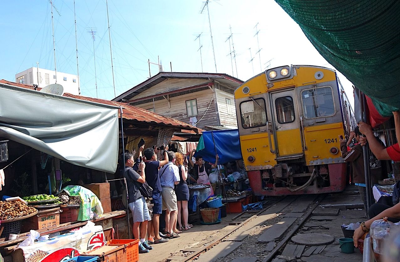 maeklong railway market samut songkhram