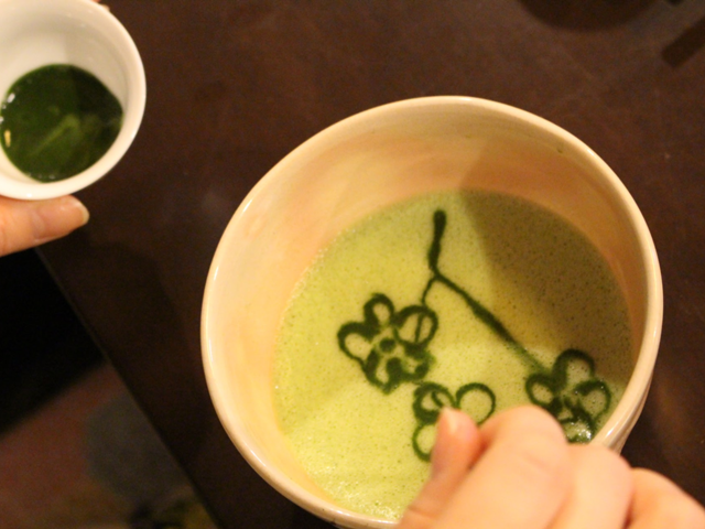 Matcha Latte Art เก็บใบชาจากต้น เรียนรู้การทำลาเต้อาร์ต