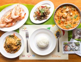 Damnoen Saduak Floating Market and Maeklong Railway Market with Legendary Seafood