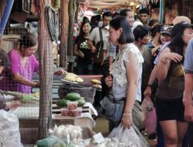 Explore Hidden Floating Market at Bang Khla.