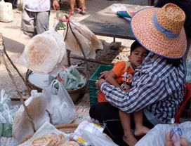 Temples, Street Food & Traditional Show with Local