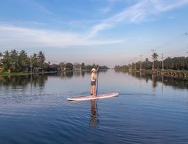 Samut Sakhon from Bangkok : Paddle Damnoensaduak