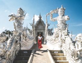 Discover the Colorful Chiang Rai : Hot Spring, Blue Temple & White Temple