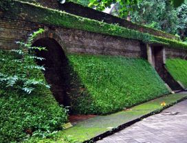 Chiang Mai  Sightseeing Tour: Tha Pae Gate, Wat Umong & Local Market