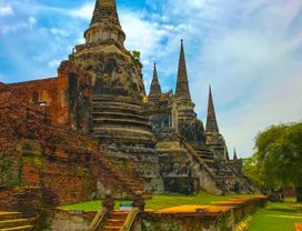 Explore the Ancient Ruins of Ayutthaya Temples & Floating Market 