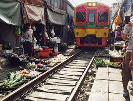 2 Markets 1 Temple: Damnoen Saduak Floating Market, Maeklong Railway Market & Giant Stupa