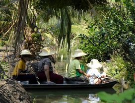 Experience a Local Life: Floating Market & Boat Ride to Fruit Farm