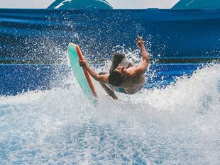 โต้คลื่นสุดมันส์ กลางกรุงเทพ ที่ Flow House Bangkok