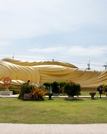 Big Reclining Buddha at Wat Laem Pho