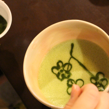 Matcha Latte Art เก็บใบชาจากต้น เรียนรู้การทำลาเต้อาร์ต