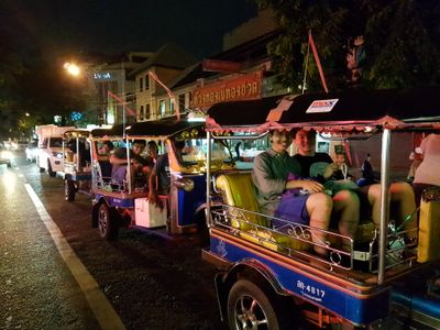 tour en tuk-tuk de nuit à bangkok: street food, temples et marchés