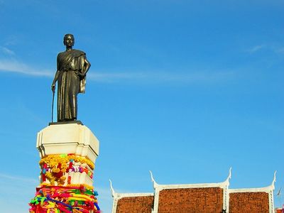 tour de la ville de nakhon ratchasima avec un local