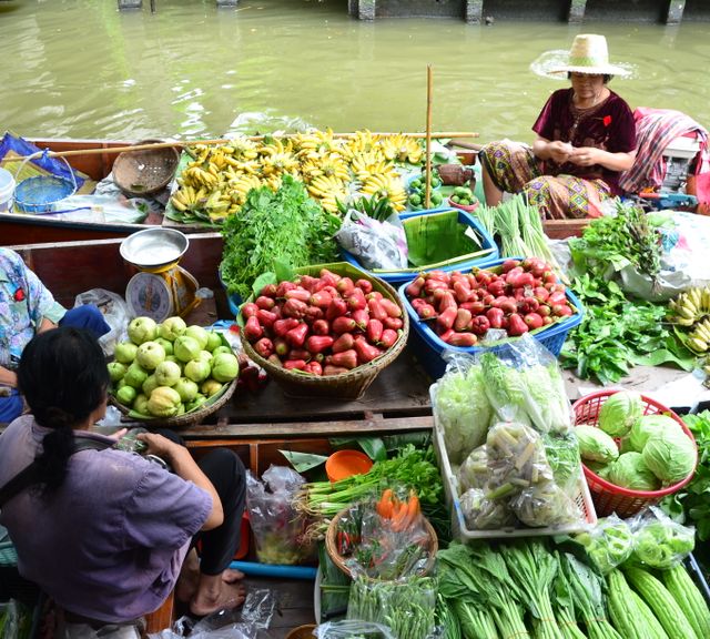 Khlong Lat Mayom Floating Market Tour with Local Lunch