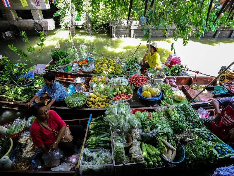 take me tour floating market